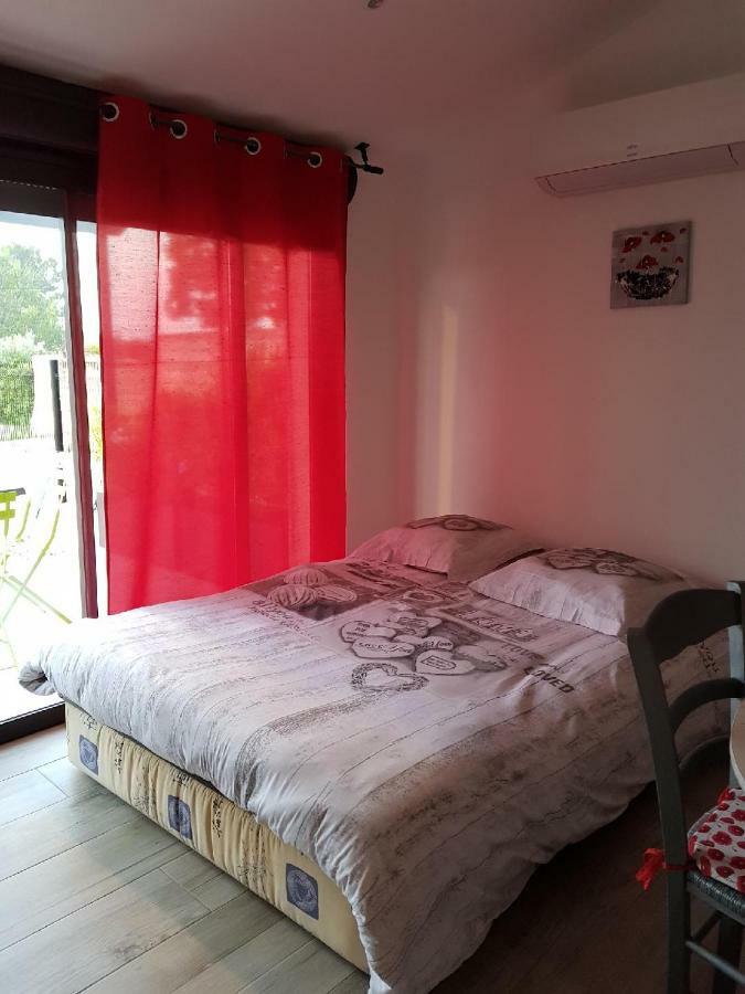 Gite Les Coquelicots Ledenon Exterior photo